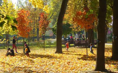 Діти грають з листям в осінньому парку імені Тараса Шевченка у Києві